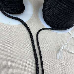 Laçage et CRÊPE sur cordon NOIR 6 mm, 4 mm disponibles en longueurs de 2 mètres.