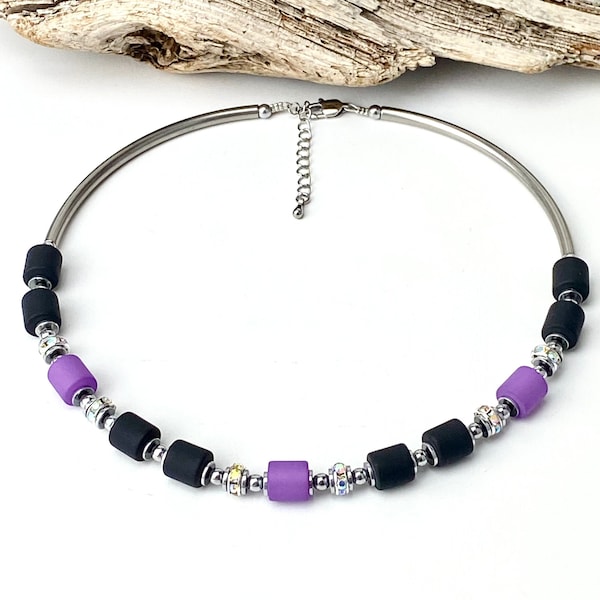 Collier, collier, rouleaux polaris avec perles de strass, hématite, collier fermoir en acier inoxydable, noir violet