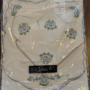 8 piece 100% Linen Embroidered Placemats and Napkin set - New in Package