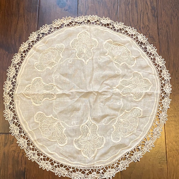 Vintage Lace Edge Embroidered Round Table Topper Tablecloth Dresser scarf 27”