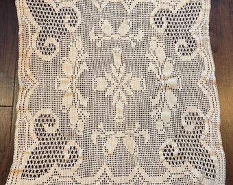Toalha de mesa vintage de crochê em algodão creme e cru, 86 cm x 86 cm.