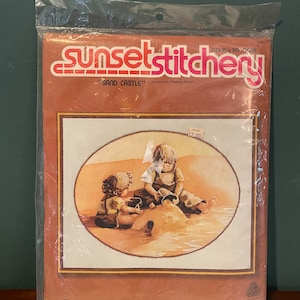 Vintage 1981 NOS SEALED Sunset Stitchery Kit da ricamo Crewel n. 22053 “Sand Castle”, non aperto
