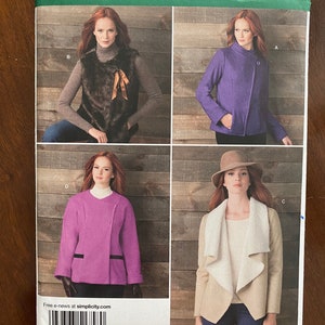 Op de afbeelding: Een naaipatroon voor jassen, met vier verschillende stijlen. Het patroon is voor maten 6-14, 32-40 Euro en 34-42 Frans. Het patroon is van Simplicity en heeft het nummer 1758 H5.