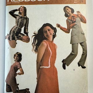 Puede incluir: Un patrón de costura para un conjunto coordinado para mujeres. El patrón se llama "Redbook RB700" y es para la talla 12, busto 34. El patrón muestra tres conjuntos diferentes, uno con un vestido corto, uno con un vestido largo y uno con un mono.