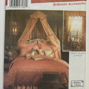 Puede incluir: Patrón de costura Simplicity número 5315 para decoración de dormitorio. El patrón incluye instrucciones para hacer una cama con dosel, un faldón, paneles laterales, lazos, una funda nórdica, un cubrecama, fundas de almohada y almohadas decorativas. El patrón está ilustrado con un dibujo de un dormitorio con una cama con dosel, cortinas y una mesita de noche.