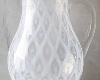 Brocca in vetro Miruna di Anthropologie, trasparente/bianca opalite, con motivo a rombi, 24 cm.
