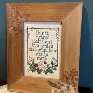 Broderie Crewel Vintage - Motif Jardin Fleuri Avec Poème De Dorothy Gurney - Fait Main - Occasion