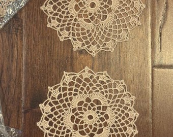 Juego de 6 tapetes de encaje color beige crudo tejidos a crochet con borde festoneado de 5,5 pulgadas.