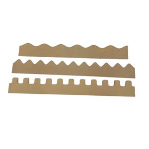 Può includere: Tre pezzi di cartone tagliati al laser con bordi decorativi. Il pezzo superiore ha un bordo ondulato, il pezzo centrale ha un bordo a zig-zag e il pezzo inferiore ha una serie di linguette rettangolari. I pezzi sono di colore marrone chiaro.
