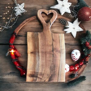 Tabla de embutidos de nogal con borde natural: bandeja para servir con asa en forma de corazón