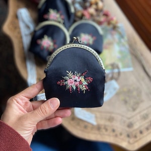 Portefeuille brodé à la main, porte-monnaie de style vintage, petit sac à main noir, sac à main KissLock, cottagecore foncé, cadeau pour jeune maman,