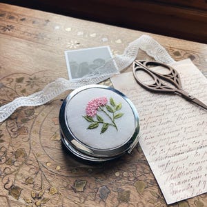 Hand Embroidery Floral Compact Mirror, Flower Design, Embroidered Gift, Pocket Mirror for Woman, Cottagecore Style