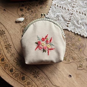 Roses portefeuille brodées à la main, petit porte-monnaie, pochette KissLock, porte-monnaie broderie victorienne, cadeau à une jeune mère, accessoires printaniers