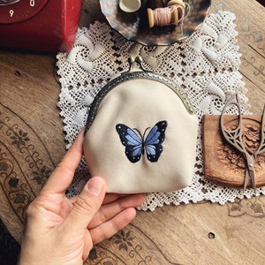 Portefeuille brodé papillon, porte-monnaie beige, portefeuille papillon pour femme, cadeau pour les amateurs de broderie, porte-monnaie Kisslock, cadeau pour une jeune maman