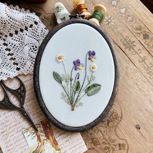 Flower Embroidered Hoop, Daisi and Violet, Modern Farmhouse Decor, Spring Decorations, Finished Embroidery, Birth Flower, Birthday Gift