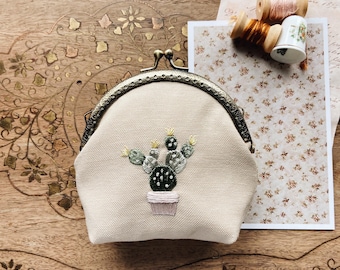 Hand-Embroidered Cactus Kiss-Lock Coin Purse – Vintage Style Wallet for Plant Lovers