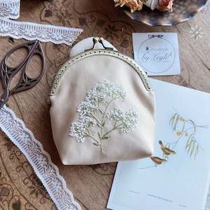 Portefeuille brodé, style vintage, sac à main KissLock, cadeau de grand-mère, cadeau pour jeune maman, cadeau d'accessoires, sac à main broderie gypsophile