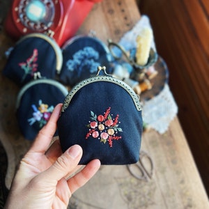 Cartera bordada a mano con rosas naranjas, monedero KissLock, regalo único para mamá, monedero personalizado, bolso vintage