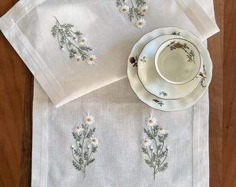 Runner da tavola in lino con margherite ricamate a mano - Decorazione botanica in stile cottagecore