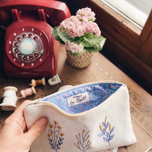 Individuell besticktes Taschenset mit Blumenmuster, personalisiertes Make-up-Federmäppchen-Set, handbestickte Taschenkollektion, einzigartiges Geschenk, Reisezubehör