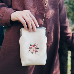 Orange flower embroidered shoulder bag, Gatden flower gift, Unique gift idea, Handmade bag, Gift for her friend, Beige