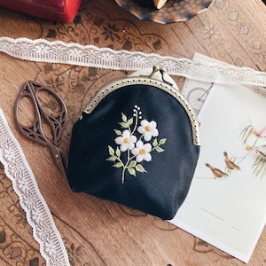 Monedero con margaritas bordadas, regalo único para mamá, bolso cottagecore, monedero bordado con efecto beso, accesorios de primavera