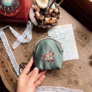 Hand bestickte Brieftasche, kleine Geldbörse, KissLock-Geldbörse, viktorianische Stickerei, Vintage-Stil, Geschenk für junge Mutter, Muttertagsgeschenke