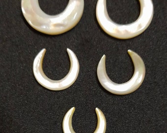 Piercing de nácar natural de primera calidad. Fabricado a mano y personalizado. Disponible a tu elección.