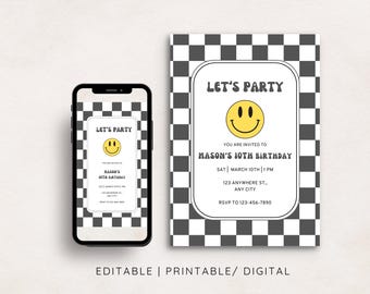 Puede incluir: Una invitación digital con un diseño retro. La invitación presenta una carita sonriente y el texto "LET'S PARTY". La invitación es para el décimo cumpleaños de Mason. El fondo es un patrón de tablero de ajedrez en blanco y negro. La invitación se muestra en un teléfono inteligente y una tarjeta impresa.