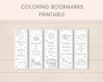 Può includere: Cinque segnalibri stampabili in bianco e nero con diverse illustrazioni e testi. I segnalibri presentano un razzo, un libro, un sole, una fata e una stella. Il testo sui segnalibri recita: "Escape into a world of words", "Reading is my happy place", "Keep calm and read on", "Books: Where magic happens", e "Unlock the magic of reading".