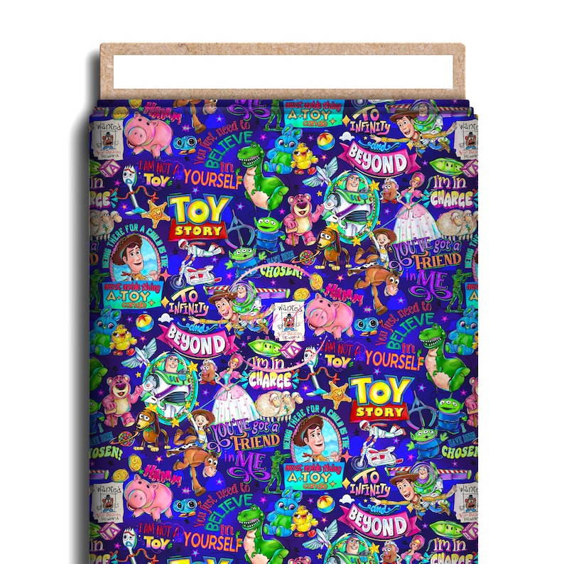 Puede incluir: Una tela azul con un colorido estampado de personajes de Toy Story. El dise&ntilde;o incluye im&aacute;genes de Woody, Buzz Lightyear y otros personajes, junto con texto como "Toy Story" y "Beyond".
