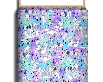 Può includere: Tessuto con un motivo ripetuto di cuccioli di dalmata bianchi e neri maculati su uno sfondo colorato di vortici blu, viola e verdi. Il design include ciotole per cani, impronte di zampe e ossa.