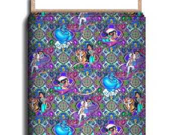 Puede incluir: Una pieza de tela con un patrón repetitivo de personajes de Aladdin, incluyendo un genio azul, una princesa, un príncipe y un tigre, sobre un fondo vibrante e intrincado de motivos florales y geométricos en tonos morados, azules y verdes.