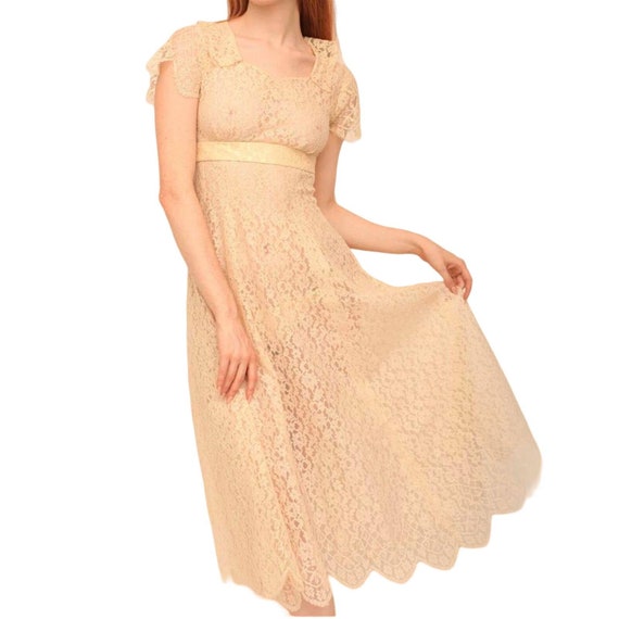 Gorgeous late 1930s off white lace dress - image 1