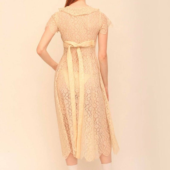 Gorgeous late 1930s off white lace dress - image 4