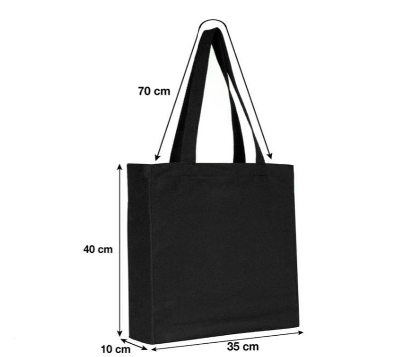 K&ouml;nnte beinhalten: Schwarze Canvas-Tragetasche mit zwei Henkeln. Die Tasche ist 10 cm breit, 40 cm hoch und 35 cm lang.
