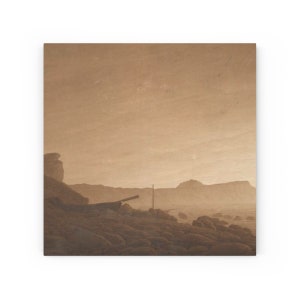 K&ouml;nnte beinhalten: Ein sepiafarbenes Gem&auml;lde, das eine felsige K&uuml;ste mit einem kleinen Boot zeigt, das am Strand gestrandet ist. Der Himmel ist in einem nebeligen, blassen Orange gehalten, was auf einen Sonnenaufgang oder Sonnenuntergang hindeutet.