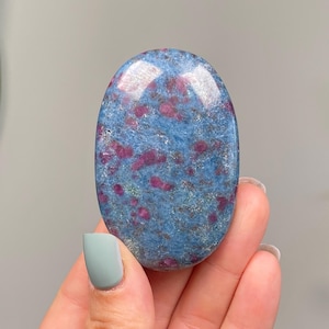 Ruby in Kyanite Palm Stone (D) | UV Reactive Ruby Kyanite Palmstone from India | 94g