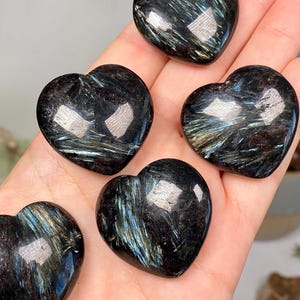 華やかなアルヴェドソナイトハート | 「花火石」ブルーフラッシュハート彫刻 | ゴシックな魔女風ミニハートクリスタル | 約24g