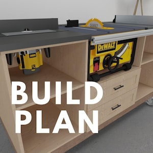 Puede incluir: Un banco de trabajo de madera con sierra de mesa y enrutador integrados. La sierra de mesa tiene un logotipo amarillo y negro de DeWalt. El banco de trabajo tiene dos cajones y estanterías abiertas. El texto "BUILD PLAN" se muestra en blanco.