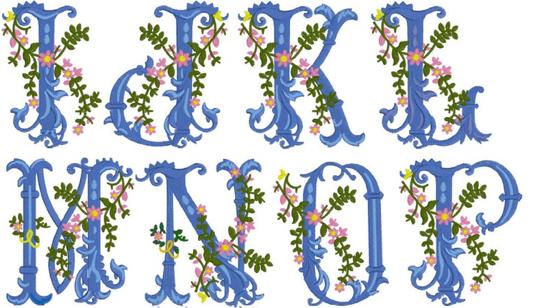 K&ouml;nnte beinhalten: Ein Satz blauer, verzierter, blumiger Buchstaben. Die Buchstaben sind K, M, N, O und P. Die Buchstaben sind mit rosa und gelben Blumen und gr&uuml;nen Bl&auml;ttern verziert.