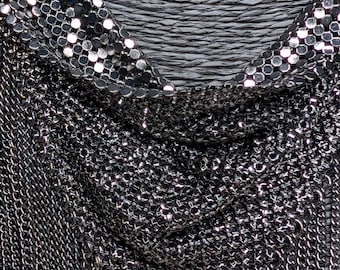 Naszyjnik z frędzlami w kolorze gunmetal StStatement, drapowany łańcuszek, styl disco glamour na wybiegu