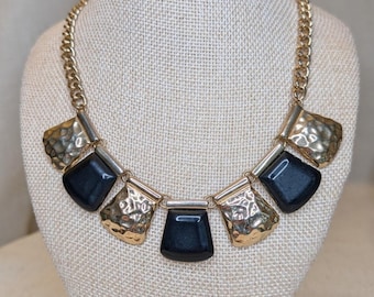 Collar llamativo en negro y dorado, babero geométrico de metal martillado, 16-18 pulgadas.