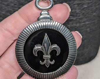 Collar con colgante de flor de lis en tono plateado y medallón de esmalte negro estilo gótico