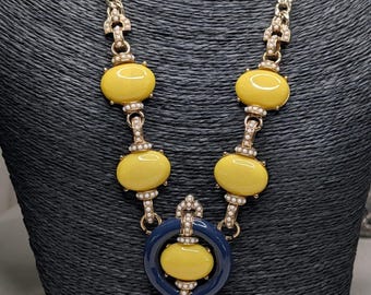 Collar llamativo vintage Talbots tono dorado con cabujón amarillo y esmalte azul estilo preppy