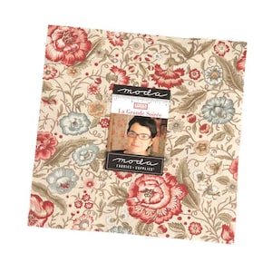 May include: A square fabric piece with a floral pattern in red, cream, and blue tones. The fabric is adorned with large, detailed flowers and foliage. A tag with the text "La Grande Soirée" and the brand "moda" is attached to the fabric.