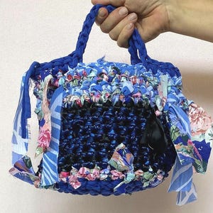 upcycling Wende-Tasche blau glänzend mit Fransen, gehäkelt aus Stoffstreifen und Garn, Blautöne zero-waste nachhaltig handgearbeitet