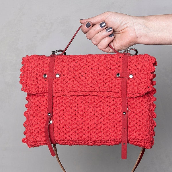rote gehäkelte Tablet Tasche, kleine Häkeltasche zum Umhängen, handgearbeitete Crossbodybag, Damentasche Büro, flache Umhängetasche Unikat