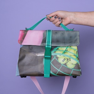 große Handtasche aus Upcycling Werbebanner genäht, grün rosa grau, besondere Sommertasche Damen, moderne Damentasche leicht und luftig