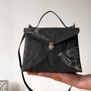 kleine schwarze Tasche aus veganem Leder, Handtasche mit Fischmotiv, bemalte Tasche, kleine nachhaltige Damentasche, handgefertigtes Unikat